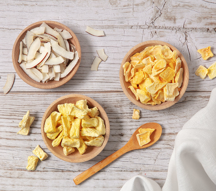 Exotische Fruechte bei buah mit Kokos, Ananas und Mango