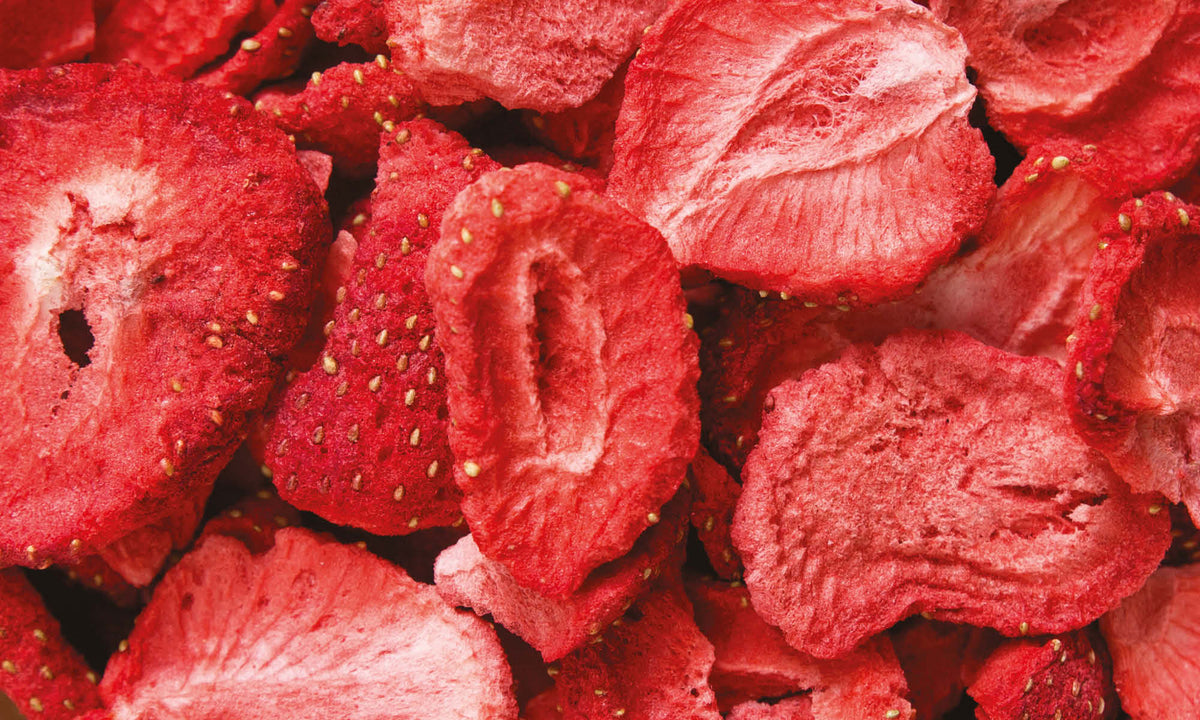Viele gefriergetrocknete Erdbeeren von buah auf und nebeneinander