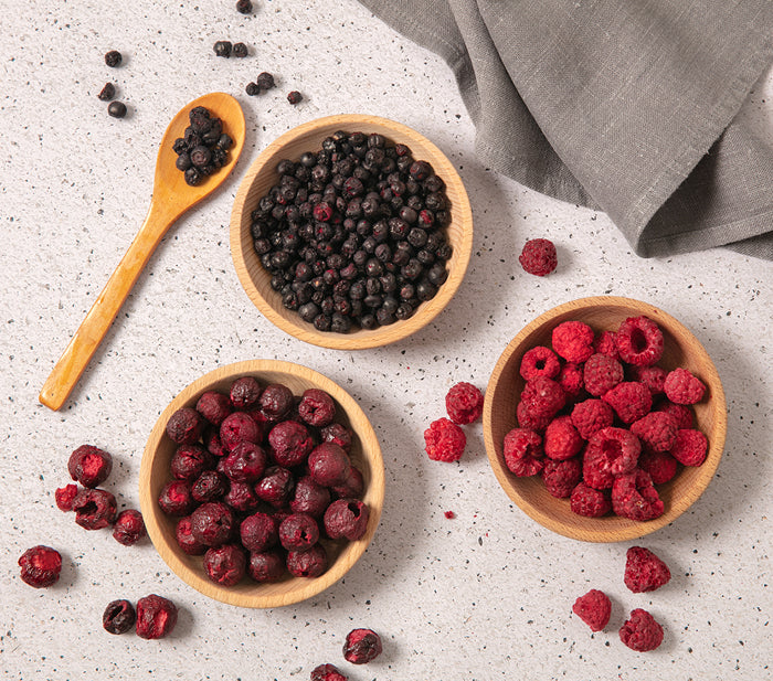 Saure Fruechte bei buah mit Sauerkirsche, Himbeere und Blaubeere