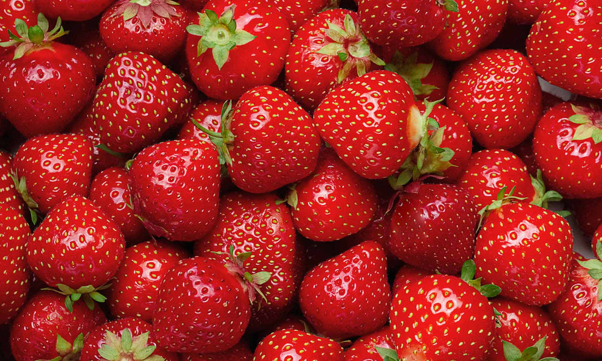 Viele frische und rote Erdbeere neben und aufeinander