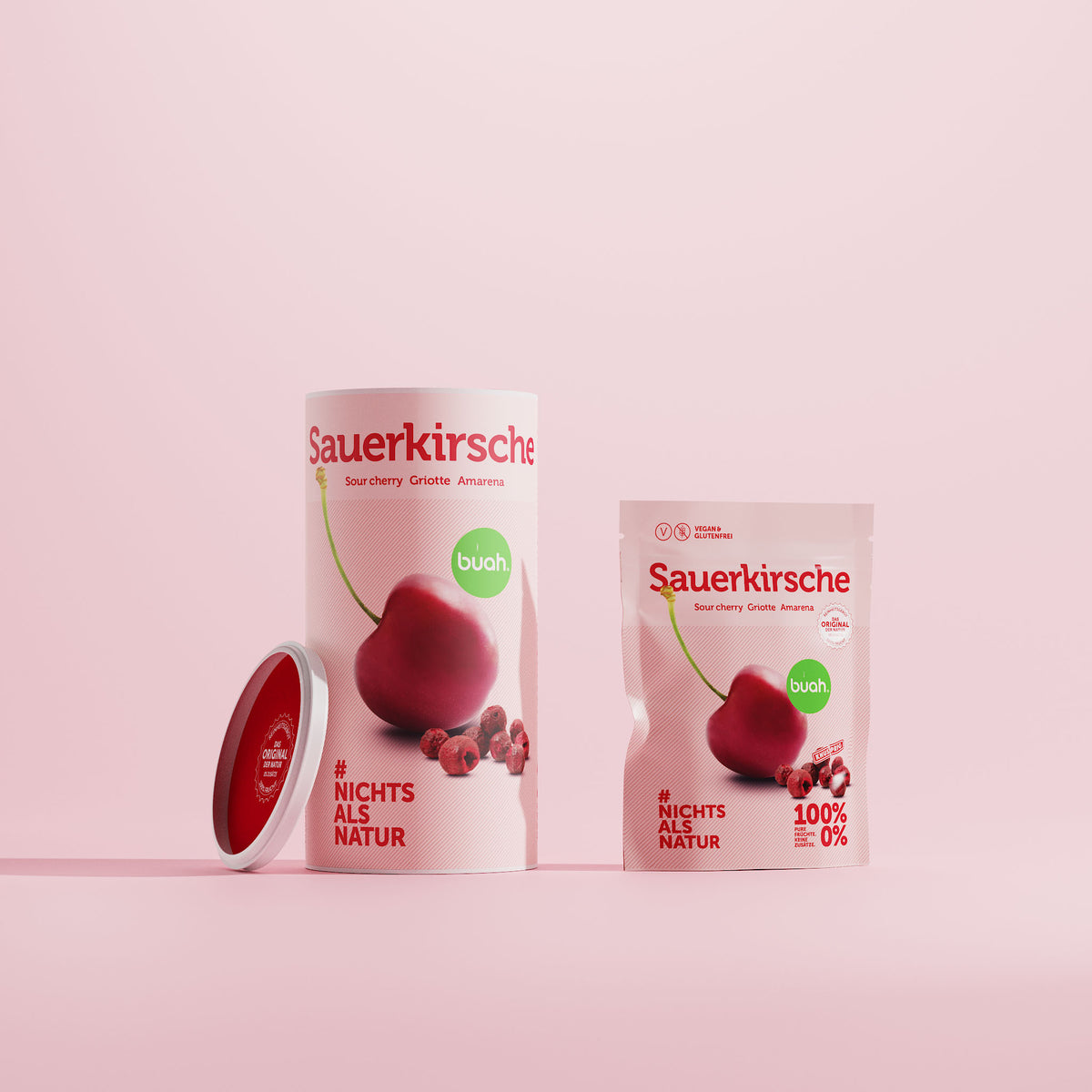 2 Versionen der buah Sauerkirsche vor rosa Hintergrund mit buah Sauerkirsche in einer Dose und einem kleinen Snackpack
