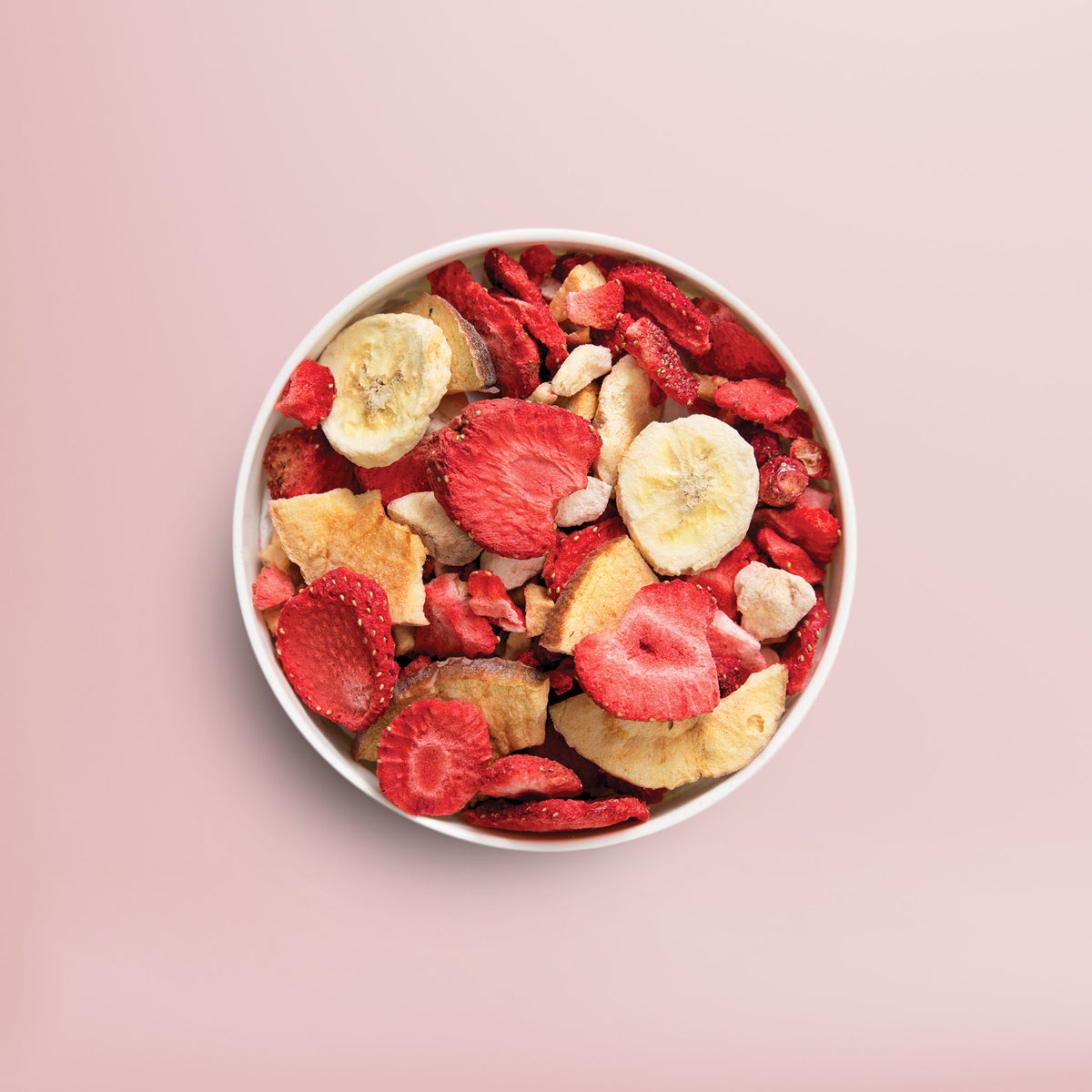Gefriergetrocknete Erdbeeren, Bananen und getrockneter Apfel von buah in einer Schale gemischt