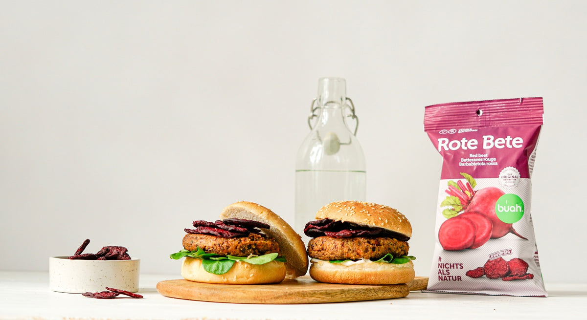 Gemueseburger mit veganem Pattie und buah vakuumgetrockneter roter Bete