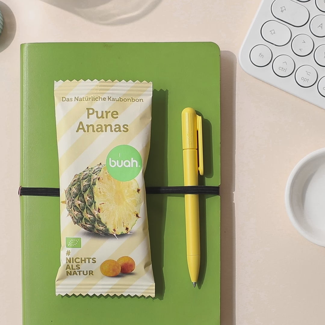 buah Packung Ananas Kaubonbons werden in eine kleine Schale geleert